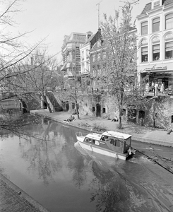 880700 Gezicht over de Oudegracht te Utrecht, tussen de Bakkerbrug (achtergrond) en Bezembrug te Utrecht, met een ...
